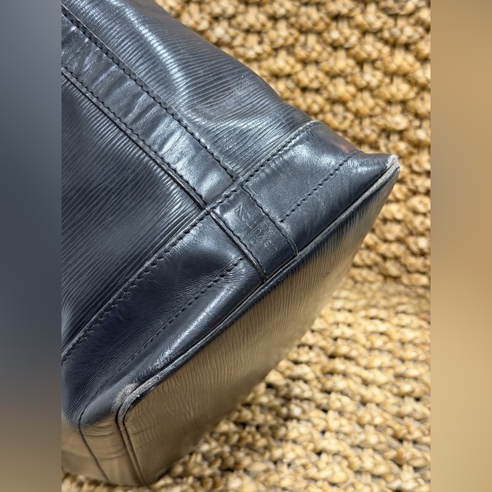 Louis Vuitton‎ Epi Noé Bucket Bag in Noir Black GM - Picture 6 of 14